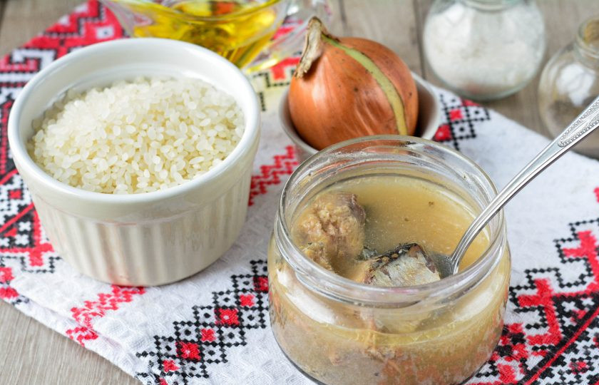 1. Этап. Рис с рыбными консервами: Подготовьте ингредиенты по списку для приготовления риса с рыбными консервами.