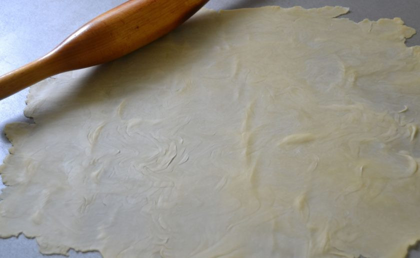 1. Этап. Печенье Арлетт: Раскатайте тесто очень тонко.