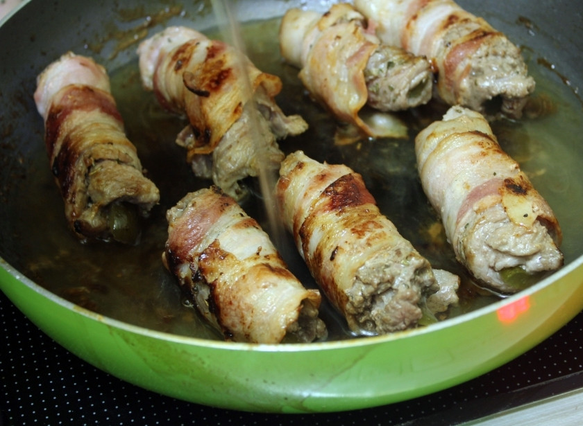 1. Этап. Рулетики из говядины с начинкой: Рулетики из говядины с начинкой тушите в воде. Добавьте 2 стакана. Затем вылейте говяжий бульон. Тушите до полной готовности, мягкости рулетиков.