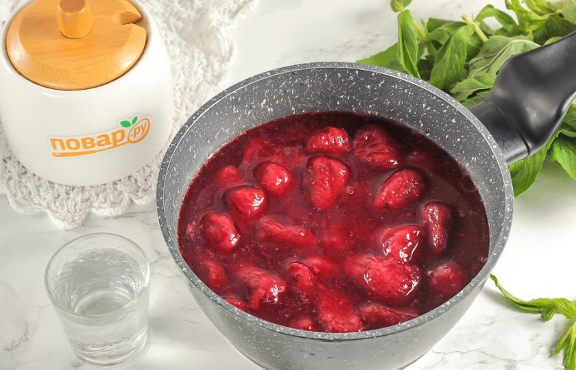 1. Этап. Варенье из клубники с водкой: Поместите емкость на плиту, включая умеренный нагрев. Клубника выпустит сок и он перемешается с сахарным песком. Отварите варенье примерно 15 минут и выключите нагрев. Затем остудите лакомство 1-2 часа и снова прогрейте до кипения. Отварите на минимальном нагреве 10 минут и влейте водку. Протомите еще 2-3 минуты. В это время ошпарьте банку и крышку кипятком.