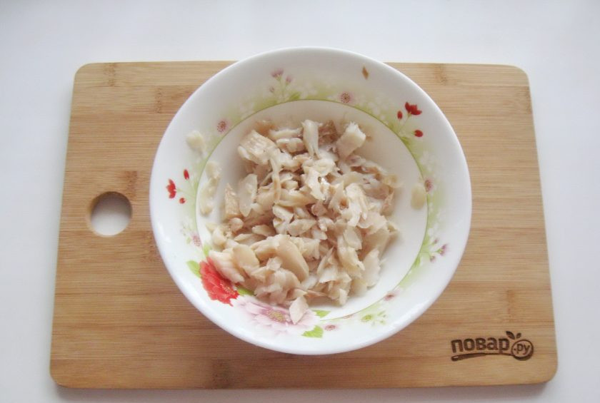 1. Этап. Пирог с белой рыбой: Отварную треску разберите. Удалите косточки и выложите в миску.