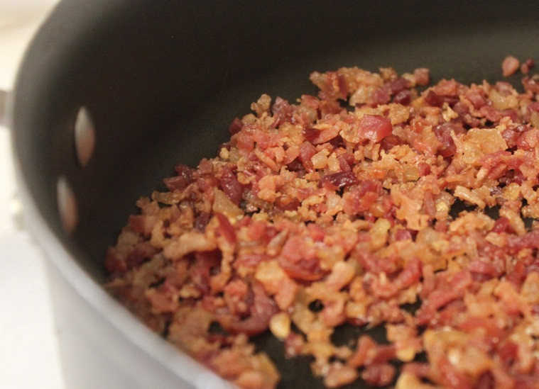 1. Этап. Паста с беконом и креветками: Макароны отварить до готовности, как указано на упаковке. Бекон мелко нарезать и обжарить до хрустящей корочки, после чего извлечь из сковороды.