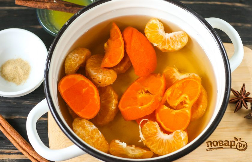 1. Этап. Глинтвейн с мандаринами: В кастрюлю влейте яблочный сок. Один мандарин очистите от кожуры и белого слоя под ней, разделите на дольки и добавьте в емкость. Второй нарежьте кольцами вместе с кожурой, предварительно ошпарив цитрусовый. Добавьте в кастрюлю. Поместите емкость на плиту и прогрейте практически до кипения.