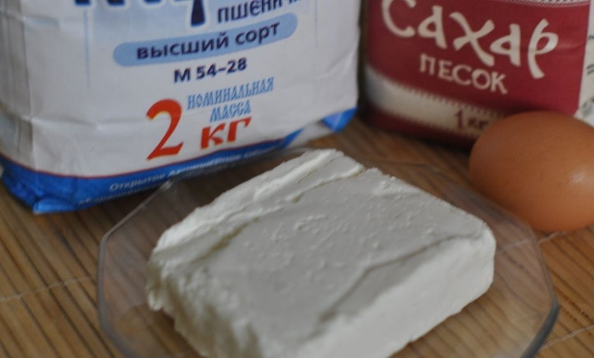 1. Этап. Низкокалорийное творожное тесто: Подготовьте ингредиенты.