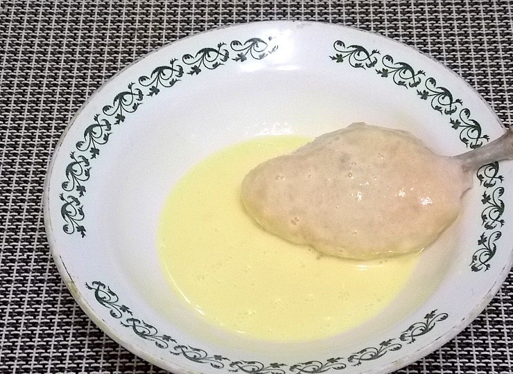 1. Этап. Котлеты Новомихайловские: Желток перемешайте со сливками. Смажьте котлеты желтковой массой.