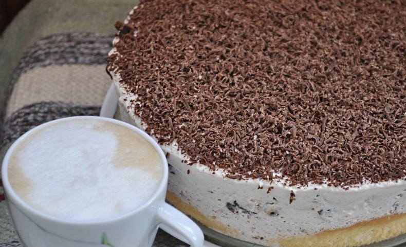 1. Этап. Творожный торт с черносливом: В отдельную ёмкость выкладываем творог. К нему перекладываем сметану и сахар, всё взбиваем-перемешиваем при помощи миксера. Затем добавляем желатиновую массу и снова всё перемешиваем. В конце добавим нарезанный чернослив и ещё раз перемешаем как следует массу. Выкладываем её аккуратно на корж (прямо в форму, в которой он запекался). Ставим тортик в холодильник и ждём его полного застывания (примерно 3-4 часа). Перед подачей к столу можно присыпать готовый десерт сверху тёртым шоколадом.