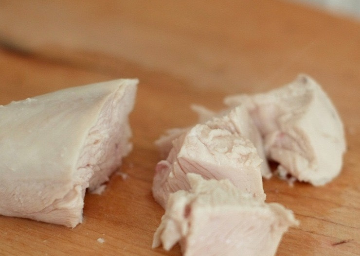 1. Этап. Салат с вареной грудкой: Остывшую грудку нарежьте среднего размера кубиками.