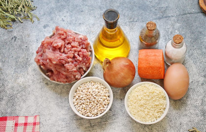 1. Этап. Котлеты из перловки с фаршем: Подготовьте все необходимые ингредиенты для приготовления котлет из перловки и фарша. Овощи почистите и сполосните.