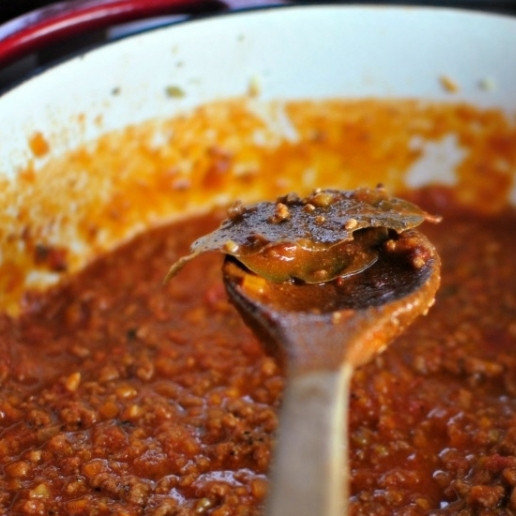 1. Этап. Болоньезе: 11. Выберите из болонезе лавровый лист и снимите с огня.