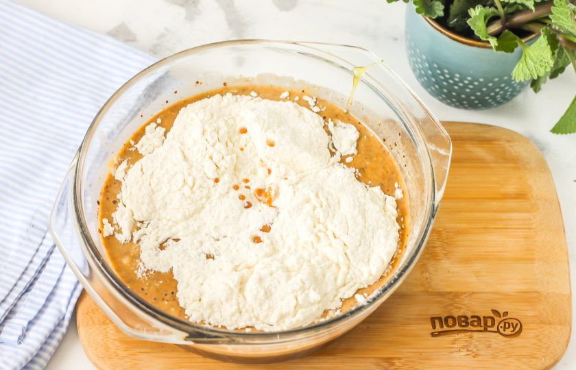 1. Этап. Имбирные пряники на жженом сахаре: Всыпьте просеянную пшеничную муку высшего сорта и замесите тесто.