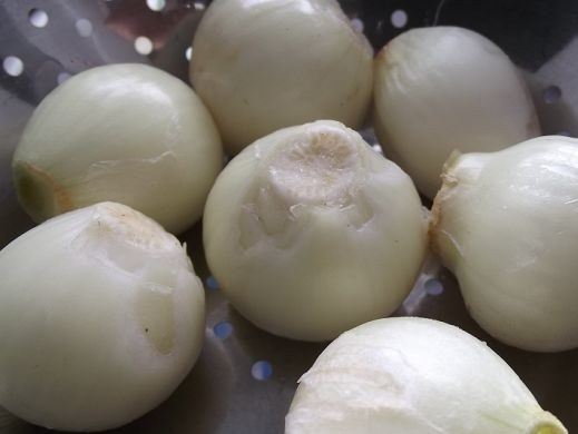 1. Этап. Фарш из куриных сердечек: 2. Следом очистить луковицы и также пропустить через мясорубку. Добавить лук в фарш. Чтобы сделать блюдо еще вкуснее, можно измельчить также немного куриного филе.