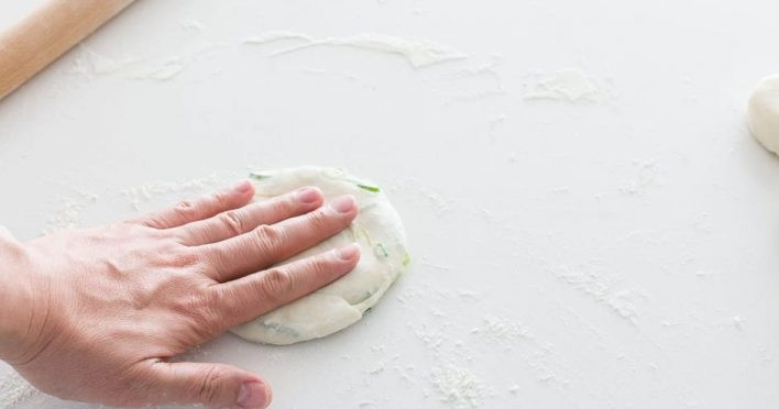 1. Этап. Жареные лепешки с зеленым луком: 8. Прижмите улитку и раскатайте ее немного скалкой или вручную.