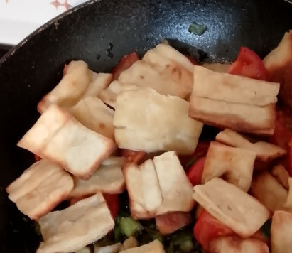 1. Этап. Яичница по-палестински: К помидорам и луку добавить отложенные кусочки лаваша.