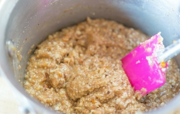 1. Этап. Флорентийское кружевное печенье: Затем добавьте измельчённые орехи (в мелкую крошку), цедру, ванилин и соль. Замешайте тесто.