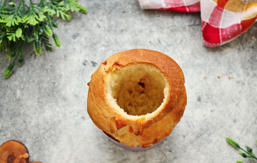 1. Этап. Кулич с шоколадной начинкой: Чайной ложкой аккуратно извлеките серединку, не доходя до дна. Мякиш отложите, он нам понадобится позже.