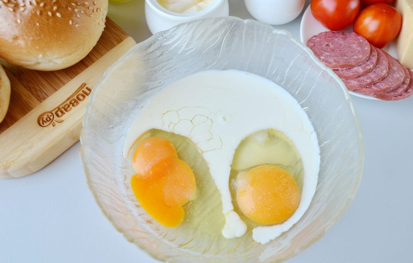 1. Этап. Булочки, фаршированные омлетом, на завтрак: Смешайте яйца со сливками и солью, добавьте любимые специи или черный молотый перец.