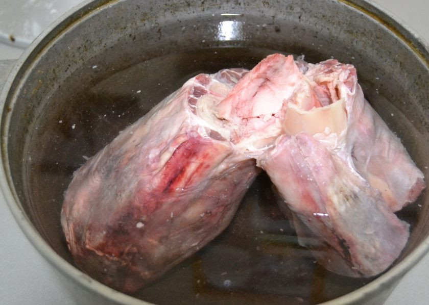 1. Этап. Холодец из говяжьих лыток: Говяжью лытку промойте и замочите на ночь в холодной воде.