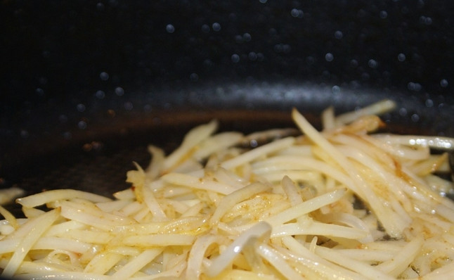 1. Этап. Салат Корейская курица: Картофель и морковь очищаем. Трем овощи на терке для корейской моркови. На сковороде обжариваем картофель и пророщенные бобы несколько минут, и перекладываем все в тарелку.