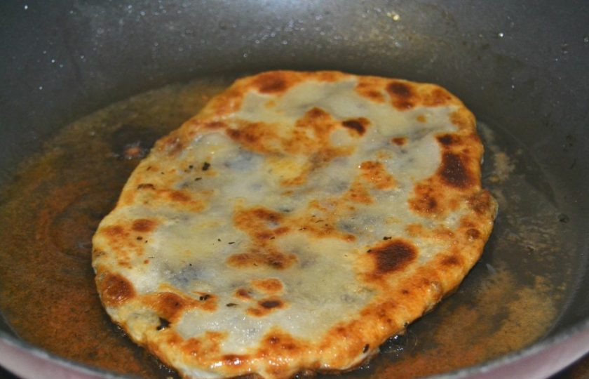 1. Этап. Лепешки с грибами и картошкой: 14. Разогрейте чистую сковороду с растительным маслом и выложите лепешку, обжаривайте ее на среднем огне до румяной корочки.
