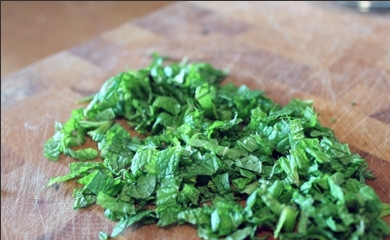 1. Этап. Каре ягненка на сковороде: Промываем листики мяты и мелко-мелко рубим.