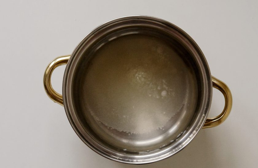 1. Этап. Кокосовый сироп: В кастрюле вскипятите воду с сахаром.