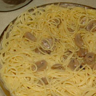 1. Этап. Пирог из спагетти: Добавляем грибочки.