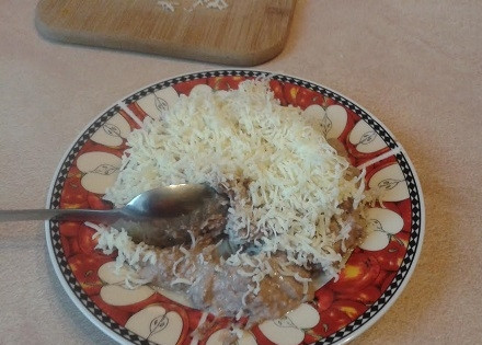 1. Этап. Закуска на чипсах Паштетная: Сыр натираем на мелкой терке и добавляем к паштету.