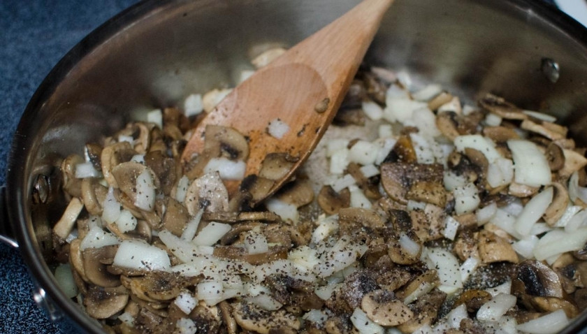 1. Этап. Шампиньоны в вине: Затем добавляем лук. Солим и перчим по вкусу.