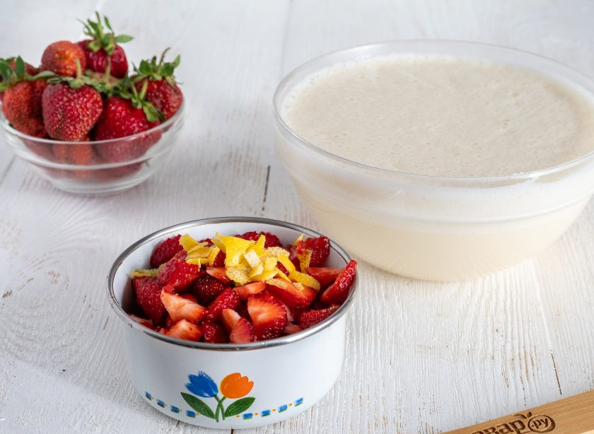 1. Этап. Панкейки с клубникой: Чистую клубнику нарежьте небольшими кусочками. Приготовьте цедру лимона. Добавьте всё в тесто.