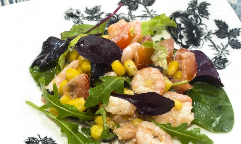 1. Этап. Овощной салат с креветками: 8. Содержимое сковороды перекладываю в миску к остальным ингредиентам, по вкусу солю. Приятного аппетита!