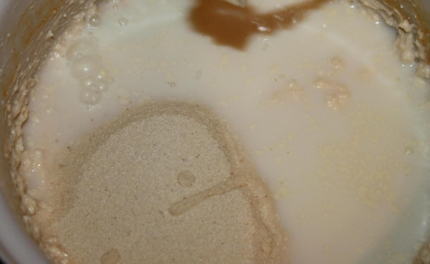 1. Этап. Творожная запеканка Зебра: Далее добавьте манку и молоко. Всё хорошо перемешайте.