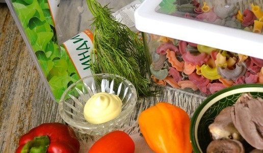 1. Этап. Макаронный салат с сердцем индейки: Приготовить продукты для салата. Макаронные изделия здесь играют большую роль, поэтому возьмите что то поинтересней. Вес макаронных изделий и сердечек указан отваренных, вес овощей - в очищенном виде.