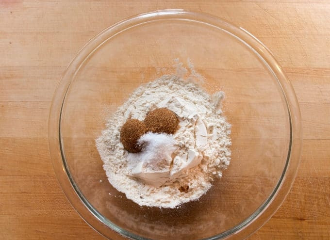 1. Этап. Пирог с ирисом: 1. Сначала приготовьте тесто. В глубокой миске смешайте сахар, соль и муку.