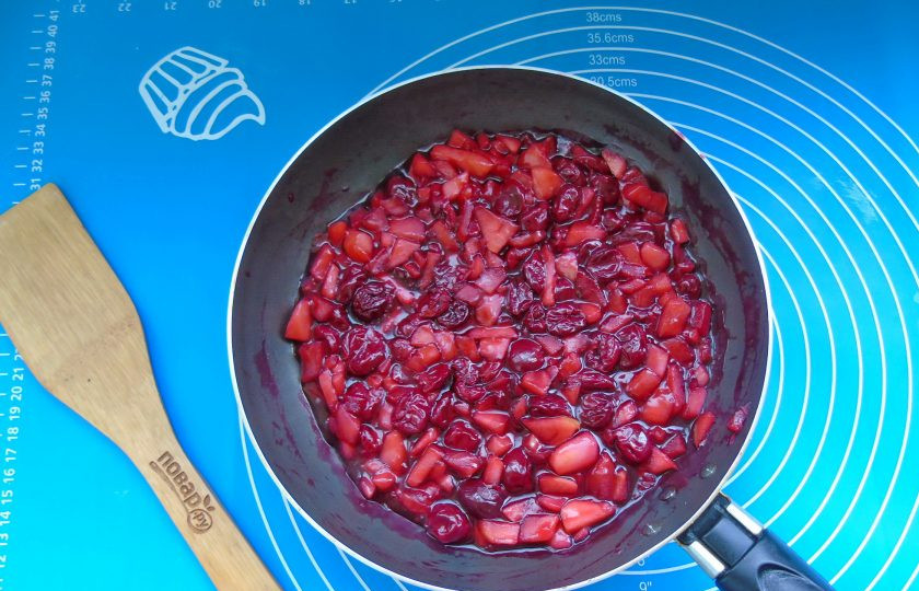 1. Этап. Пирожки с яблоками и вишней: Добавьте сахар по вкусу и немного воды. Тушите вишню с яблоками 10-12 минут. После чайную ложку крахмала разведите в 50 мл. холодной воды и налейте в сковороду. Перемешайте до загустения и выключайте плиту.