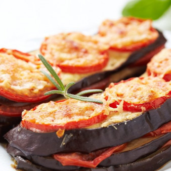 Баклажаны запеченные с томатами и сыром