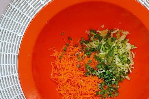 1. Этап. Наггетсы из индейки с овощами: Морковь натереть на мелкой терке, стебель сельдерея - на крупной, дополнительно, если сельдерей сильно размахриться, порезать ножом. Зеленый лук так же измельчить ножом.