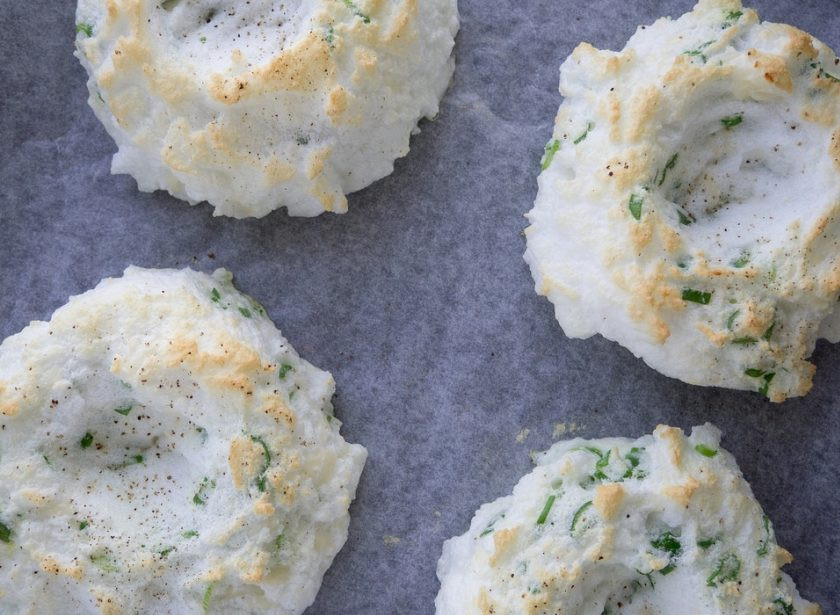 1. Этап. Яичные облака: 4. Посыпьте заготовки перцем солью. Запекайте их 3 минуты при 230 градусах в духовке.