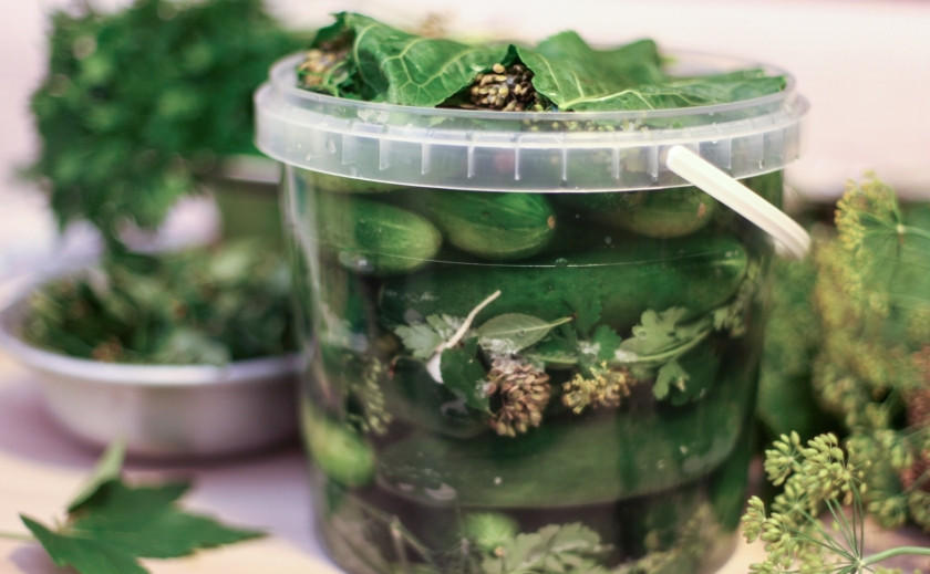 1. Этап. Квашеные огурчики: Залейте емкости водой (не кипяченной). Можно залить фильтрованной или даже минеральной водой. Дайте постоять полчаса, потом долейте воды при необходимости.