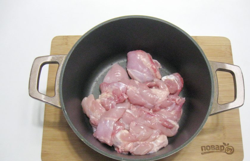 1. Этап. Туркменский плов: Мясистые части курицы помойте, нарежьте и выложите в казан или кастрюлю с толстым дном. У меня были куриные бедра, с которых я сняла шкурку и удалила косточку. Налейте немного масла и обжарьте курицу.