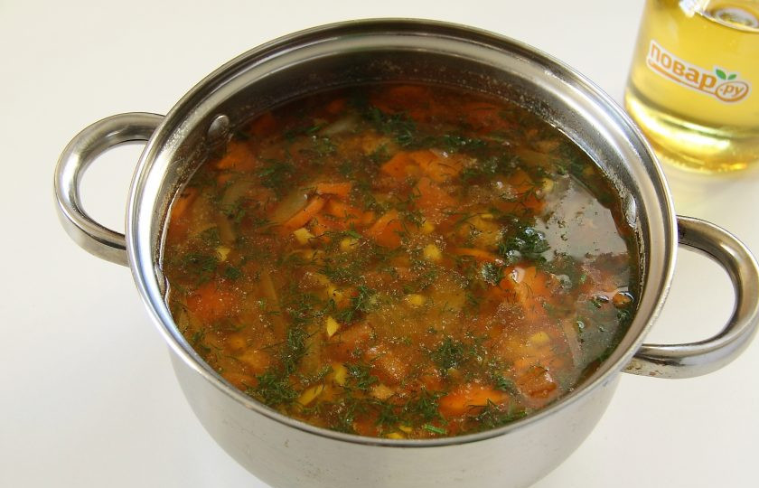 1. Этап. Суп Охотничий: После закипания суп посолите и варите на небольшом огне до готовности мяса. В конце добавьте свежую зелень.