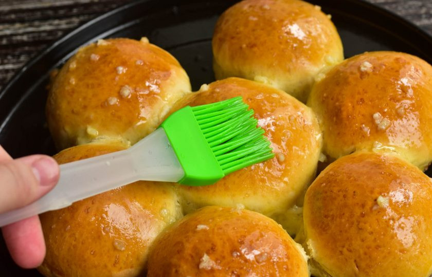 1. Этап. Пампушки с сыром: Смажьте чесночным соусом пампушки.