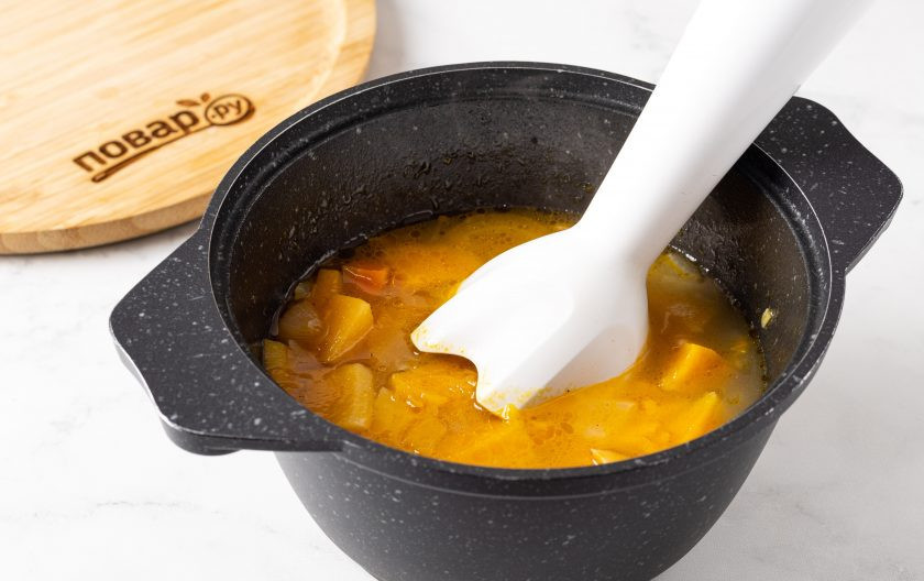 1. Этап. Оранжевый суп: Измельчите суп погружным блендером.