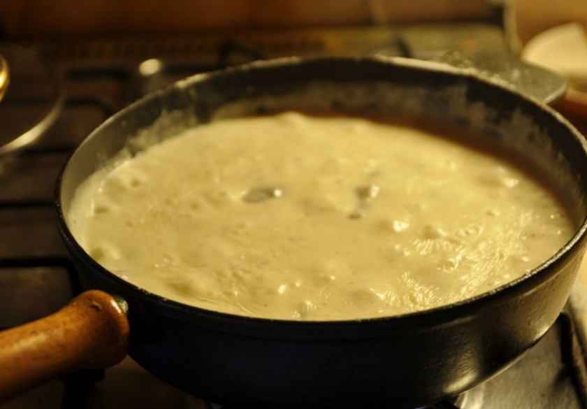 1. Этап. Мясо кусочками на сковороде: Тушим на среднем огне, пока все не загустеет, а мясо будет мягким и готовым. Тем временем, можно отварить макароны. Наше мясо кусочками на сковороде готово. Приятного аппетита!