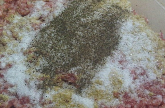 1. Этап. Купаты в аэрогриле: 3. Добавьте к перемолотым мясу и салу соль, сахар, специи и сухую горчицу. Очень хорошо все перемешайте. Добавьте холодную воду, снова тщательно перемешайте.