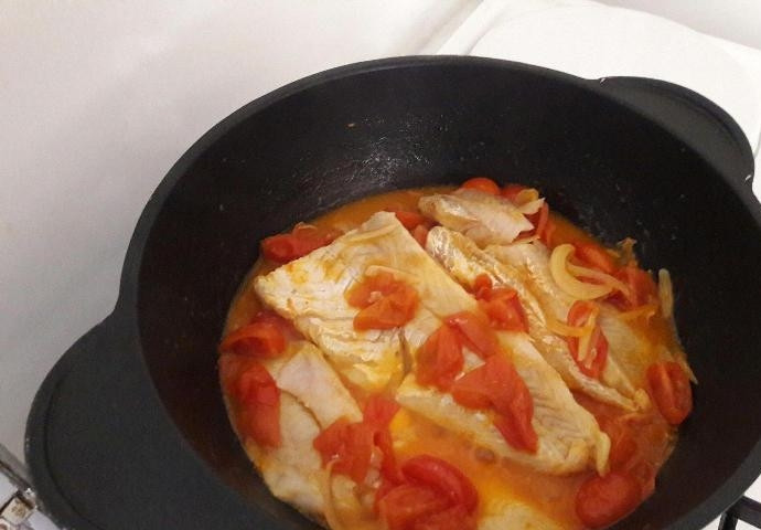 1. Этап. Мерлуза с овощами: Затем аккуратно переверните филе. Оставьте его тушиться ещё на 3 минуты под крышкой.