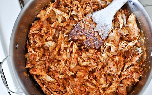 1. Этап. Жаркое из курицы, фасоли и овощей: 3. Добавить курицу, паприку, молотый тмин, луковый порошок, молотый чили дым перец, молотый тмин, луковый порошок и чесночный порошок. Готовить еще 10 минут под крышкой, пока курица не пропитается ароматом специй.