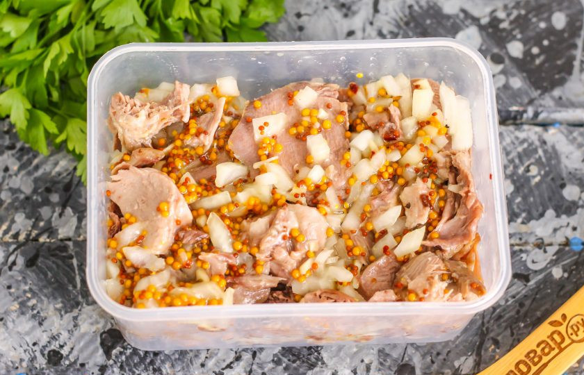 1. Этап. Маринованный язык: Перемешайте и переместите в контейнер с крышкой, оставьте в холодильнике минимум на полчаса, максимум - на ночь для пропитывания.