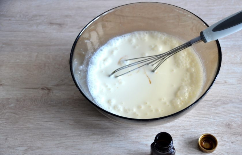 1. Этап. Десерт Неженка: Добавьте ванильный экстракт.