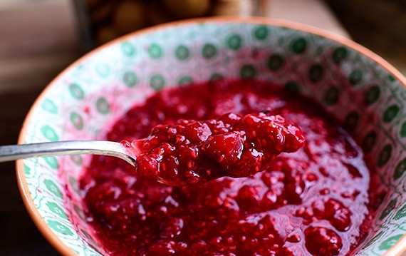 1. Этап. Малиновый фул: 2. Когда малина станет более мягкой, подавите ее вилкой до пюреобразного состояния.