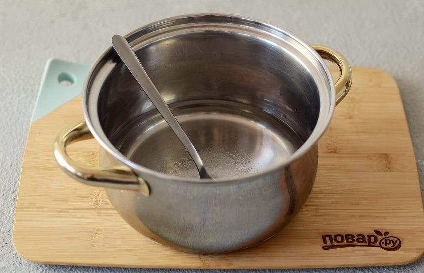 1. Этап. Соленые баклажаны на зиму: Для рассола вскипятите воду с солью. Влейте уксус, снимите с плиты.